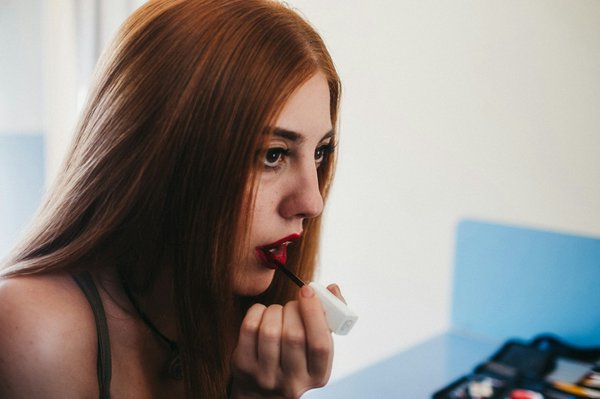 Selecting the Ideal Red Lipstick for Commanding Presence in Business Meetings